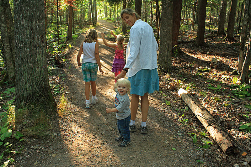 happy hikers at the bottom of surgarloaf mountain trail